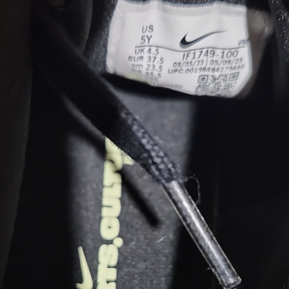 Nike Dual-Tone Black and White Shoes - Picture 3 of 3